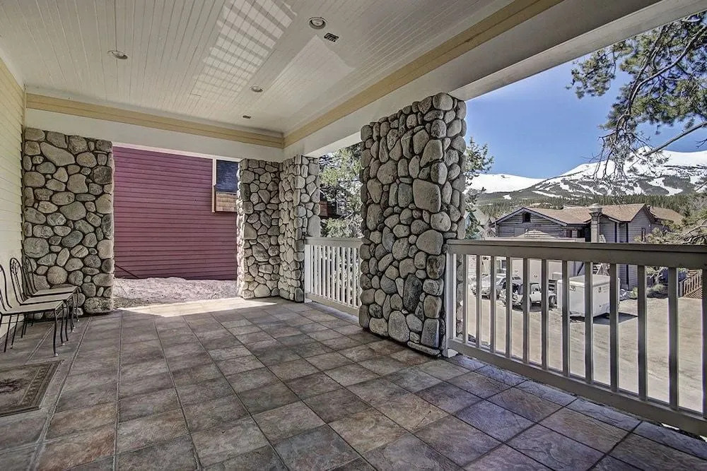 Ridge Street Lookout - Private Home by RedAwning