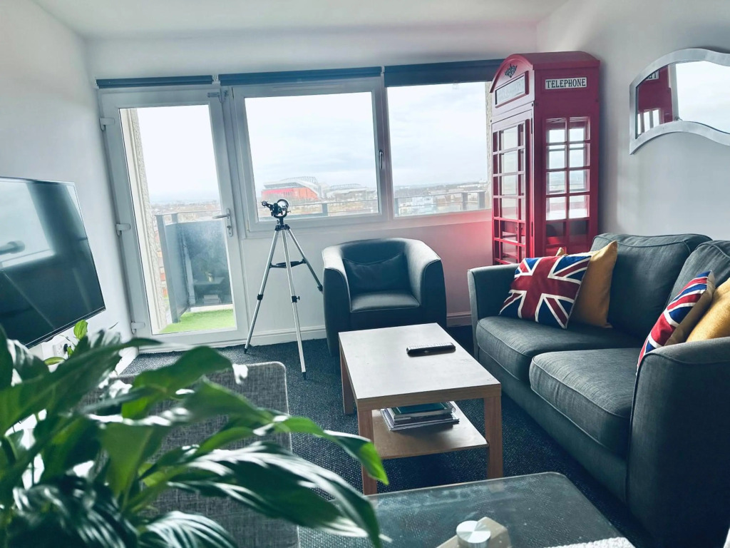 Unique view of Anfield stadium - Charming 2 bedroom apartment in Liverpool with parking