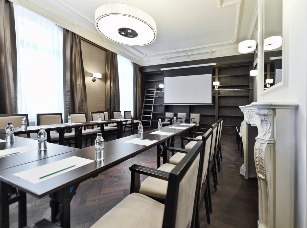 Red Baron Hotel & Restaurant