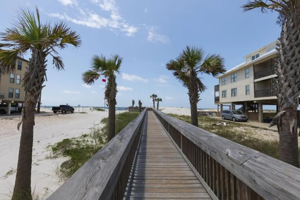 2bd 2ba 1st floor condo WALK TO BEACH