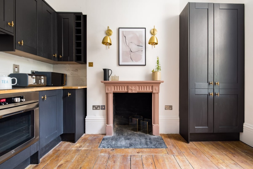 The Heart of Angel - Bright 2BDR House with Terrace, Gym & Cinema