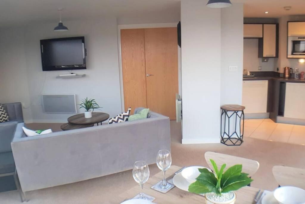 Catchpole Stays - Marconi Plaza- a 2 bed, 2 bathroom apartment with city views in the heart of Chelmsford