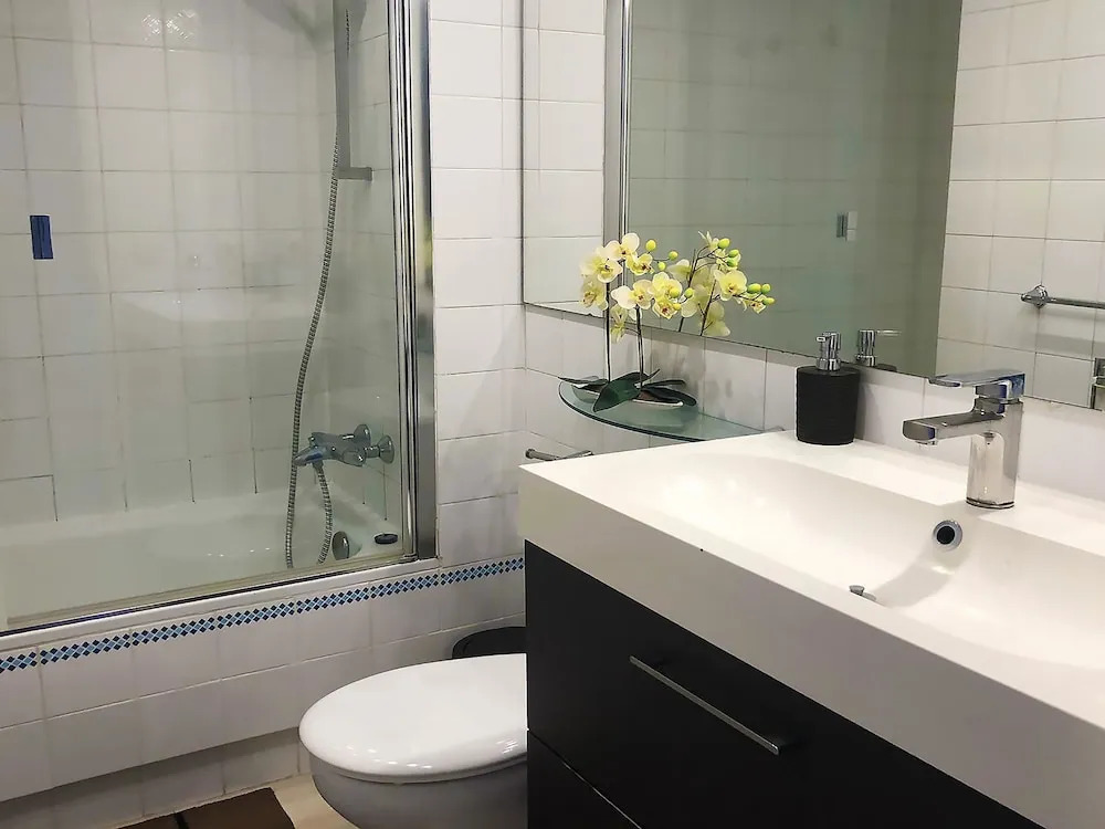 Doña Lola Patricia - Spacious 3 bedroom top floor apartment with uninterrupted sea views. Only a few meters to Calahonda beach