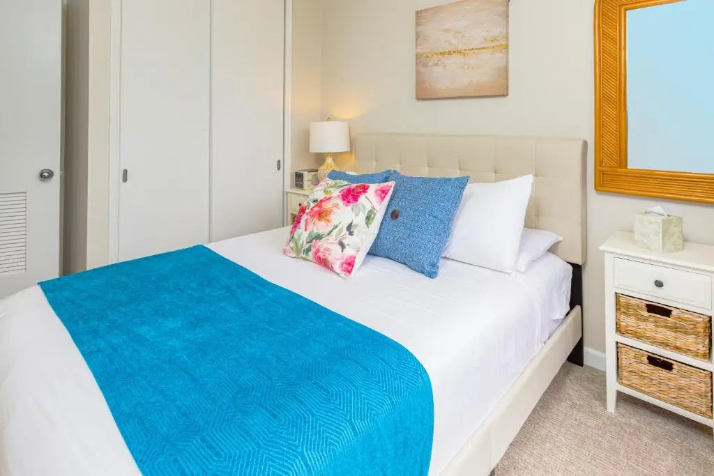 2 Bedroom on the 9th Floor with Diamond Head Views | 1 Block To Beach | Free Parking & Wifi