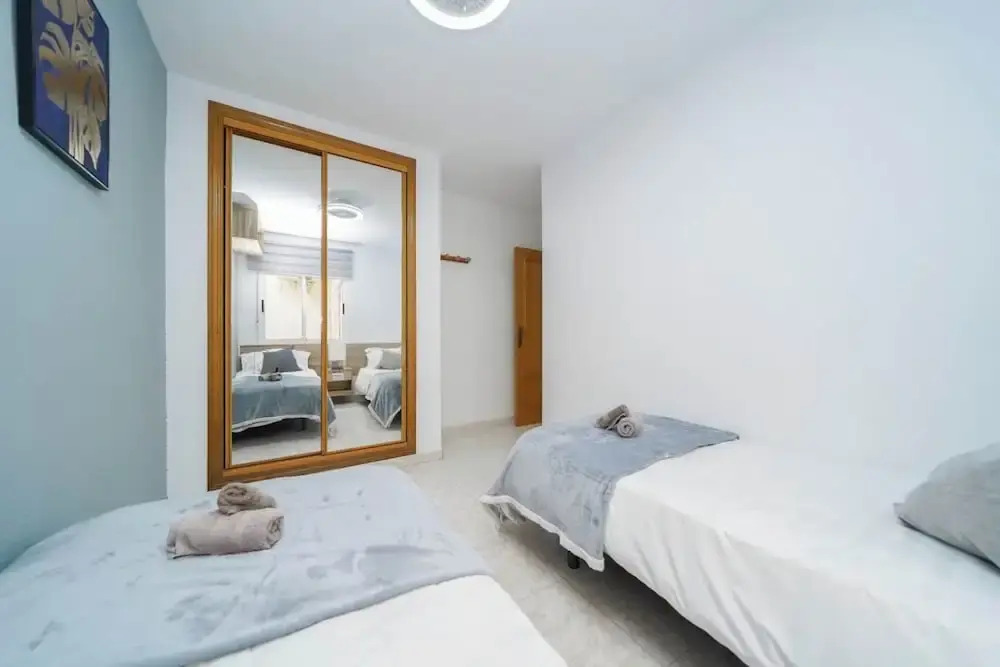 Modern 3-bed Apt, Sleeps 7, 6 Min Walk to Beach