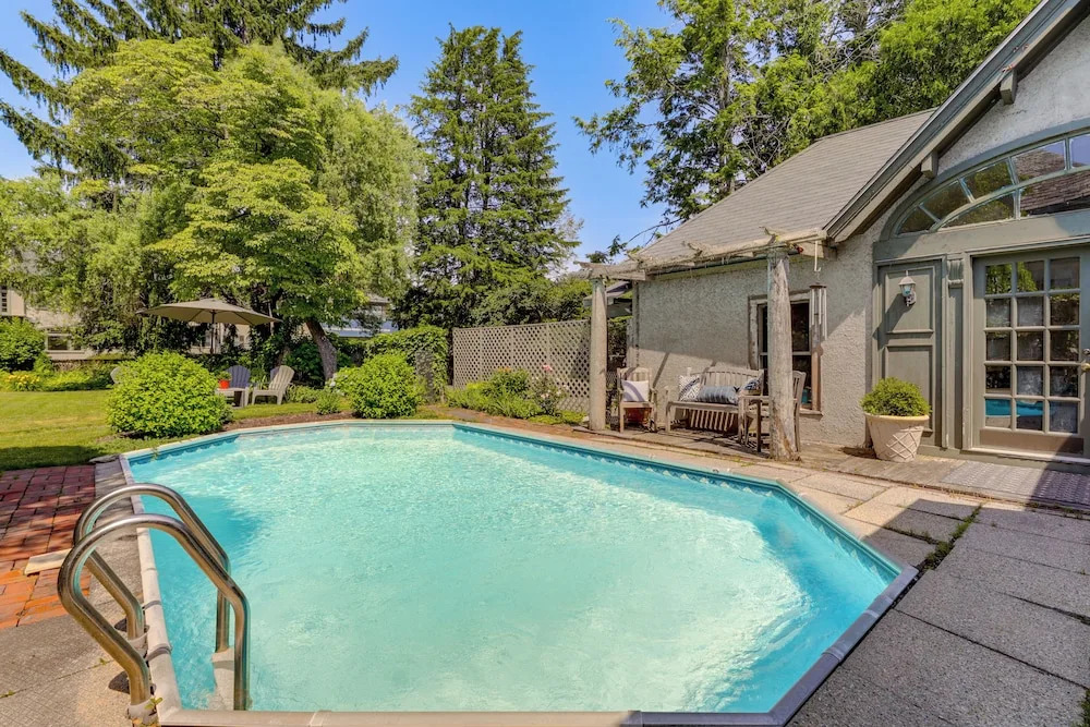 Shared Hot Tub: Historic Cottage, Walk to Elm Park