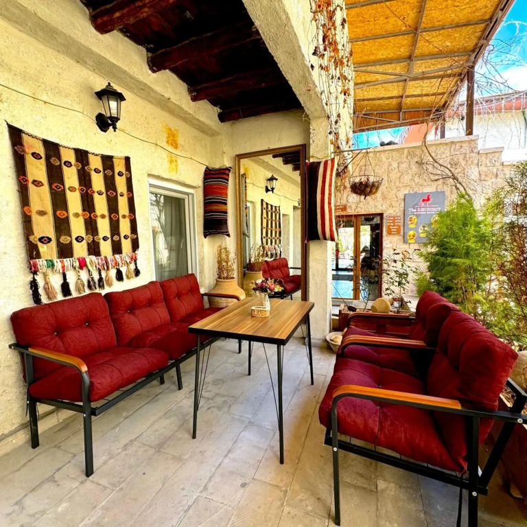 THE RED HORSE HOTEL
