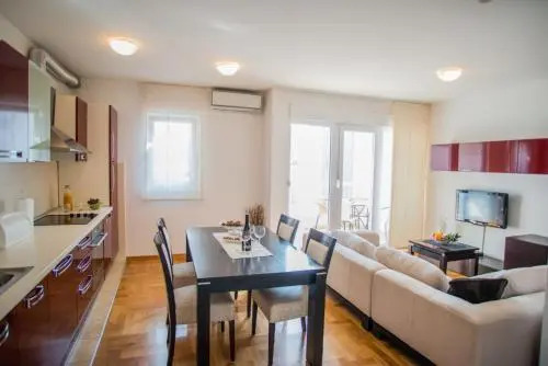 Olea, Two-Bedroom Duplex Suite near Žnjan Beach