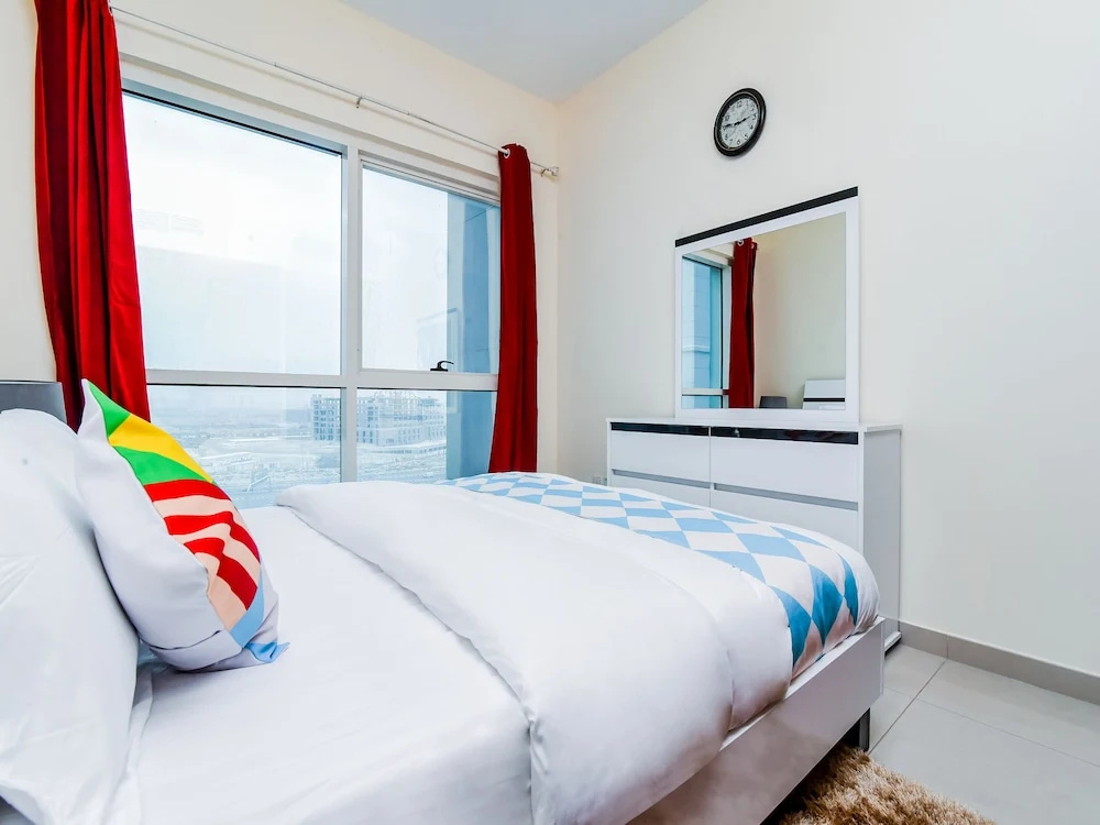 OYO Home 176 1BHK Lake Tower JLT