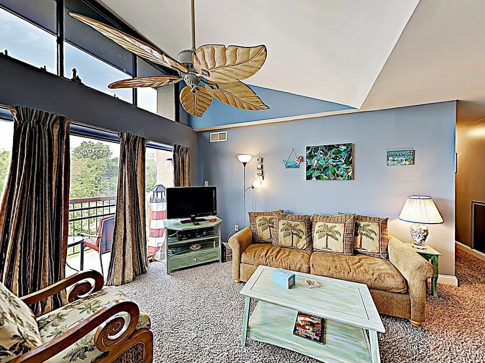New Listing! Coastal W/ Pool - Walk To Beach 3 Bedroom Condo