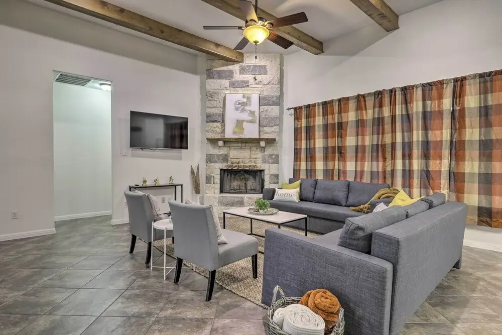 Gorgeous Luxury Home With Hot Tub Just 3 Miles to Dtwn