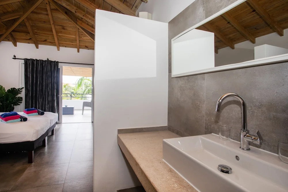 Casa Maria Curacao. Luxury 6 Bedroom Villa Next to Supermarket & Jan Thiel Beach