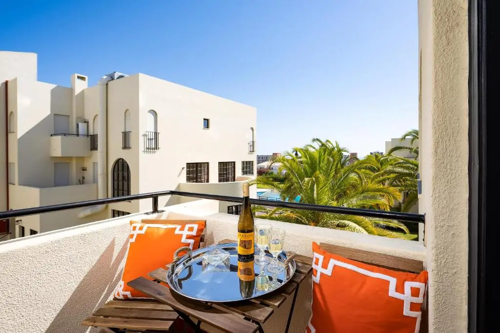 Alvor Apt 2 bedrooms AC & Pools near town and beach sleeps 6