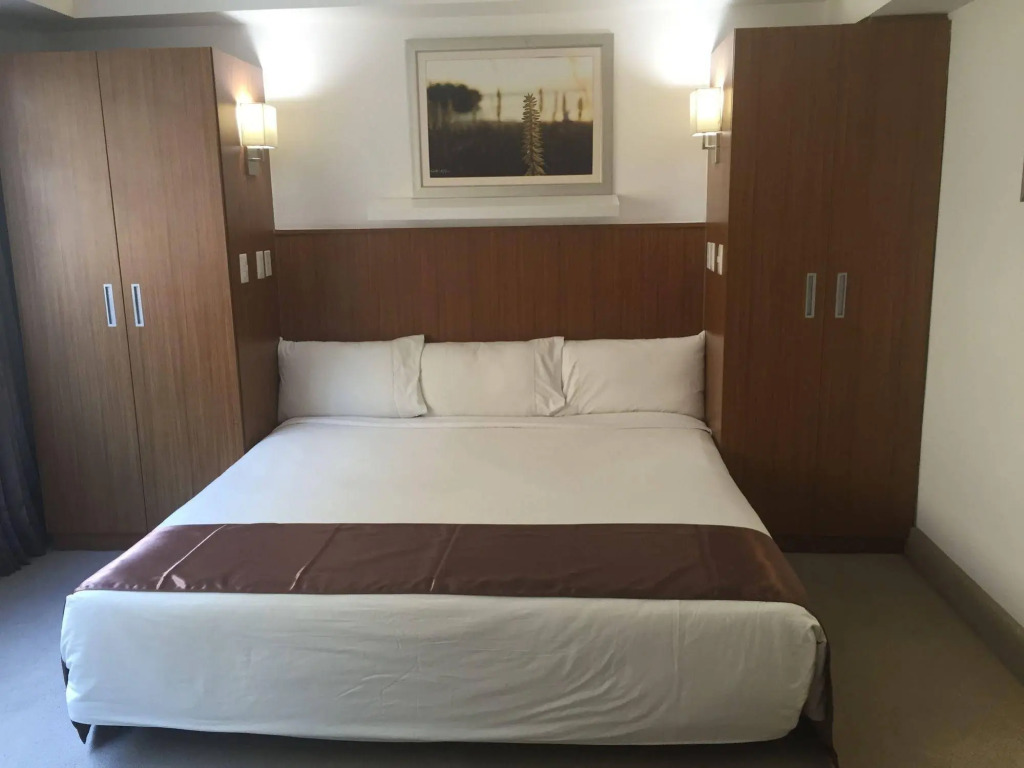Weston Suites Hotel