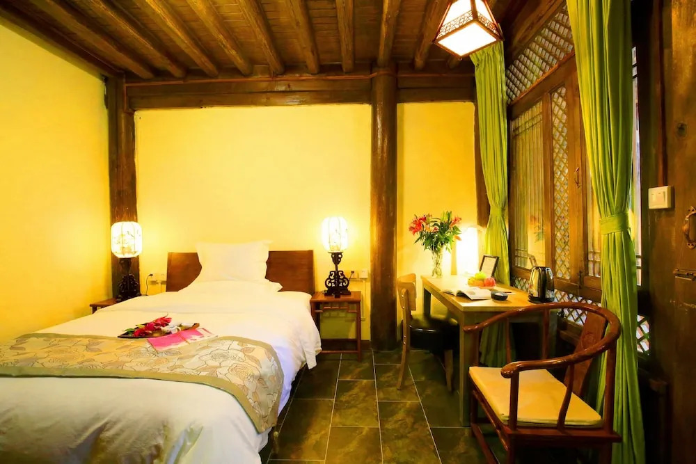 Lijiang Langyun Inn