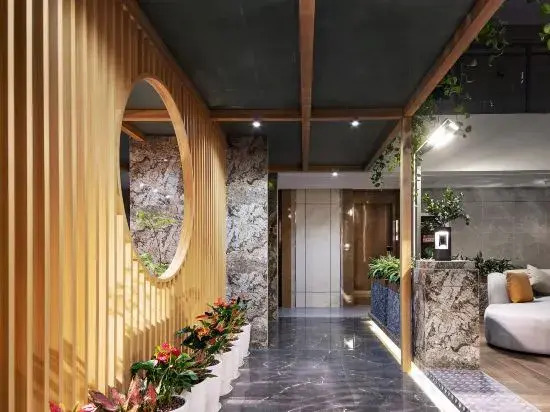 Xingfu Holiday Hotel (Buji Shenzhen East Railway Station Branch)