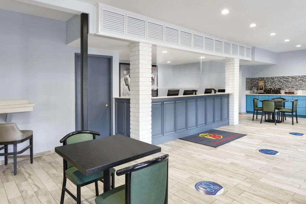 Super 8 by Wyndham Universal City
