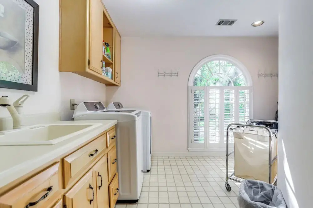 3 Mi to Roswell Riverwalk: Spacious Getaway!