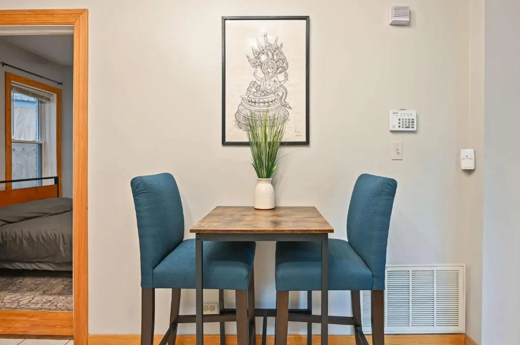 2 Bed Apt w/ Office, Free Parking, Near Wrigley