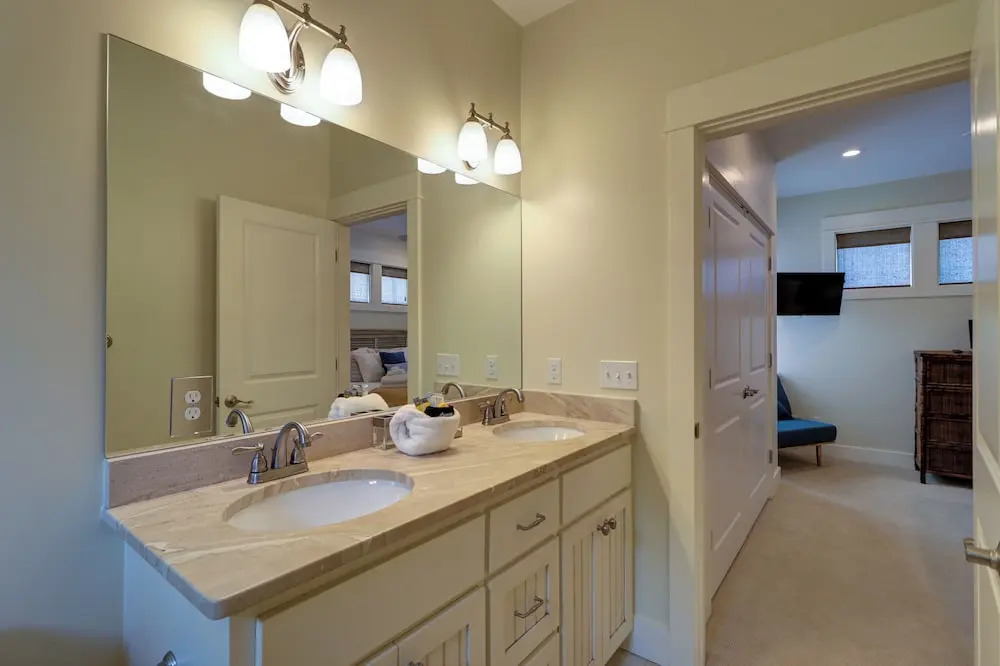 Cute Little Cottage! Perfect Getaway! 2 Pools! Sleeps 4!
