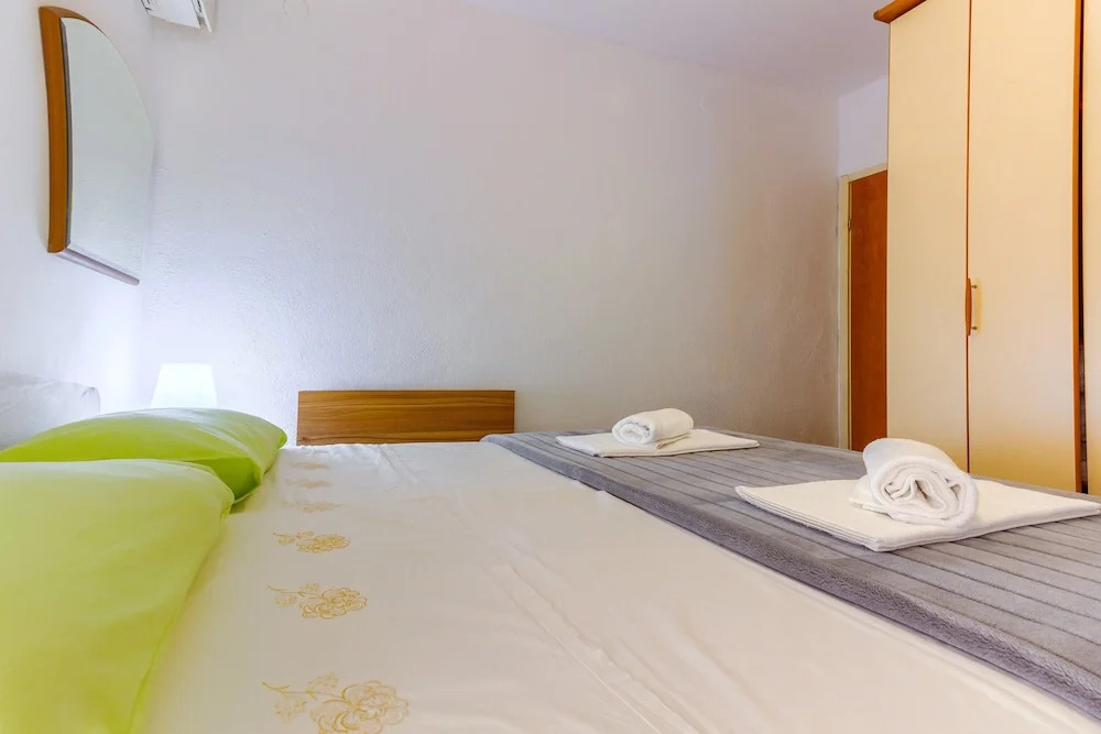 2-bdr apt With Shared Garden, 3 min Walk to Beach