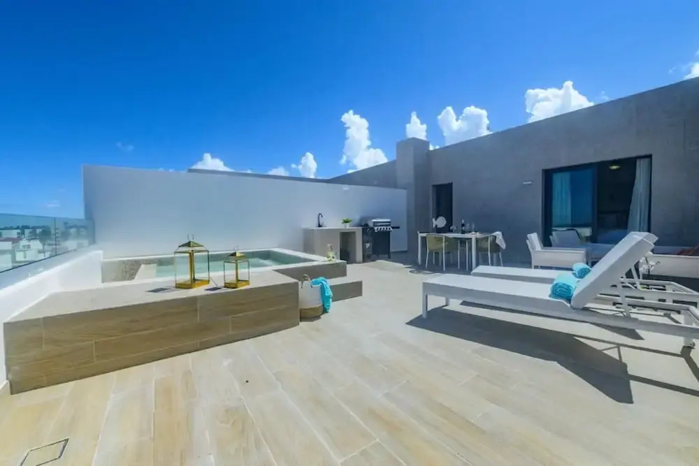 Elegant and Spacious Penthouse With Ocean View