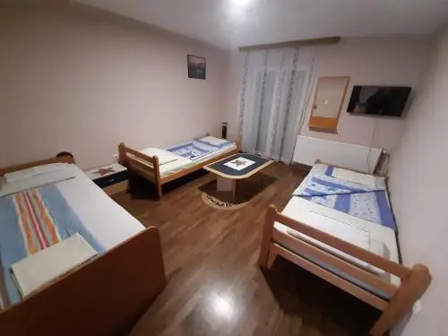 Apartmani i sobe "Tocak"