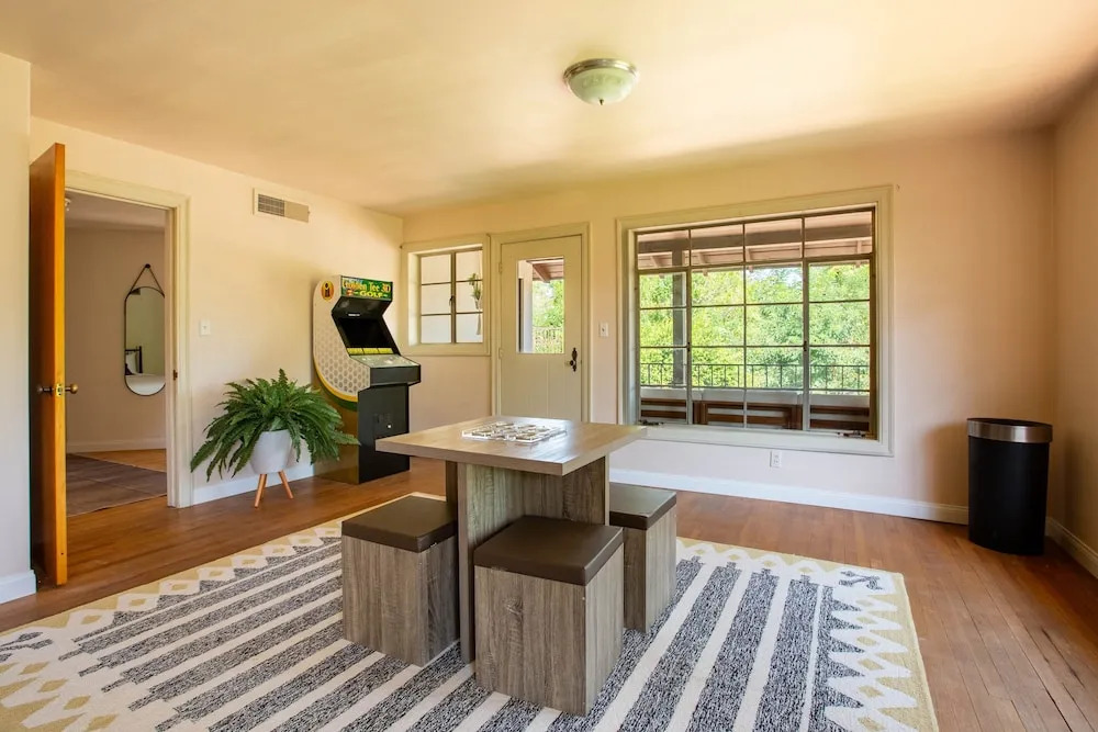 Fox Manor The Ultimate Fresno Getaway 5 Bedroom Home by RedAwning