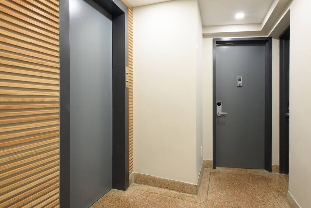 75-2d New 1BR Prime UES W D Balcony Elevator