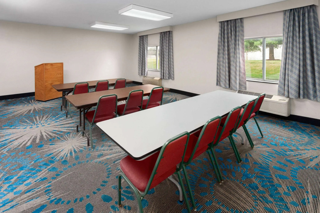 Days Inn & Suites by Wyndham Morris I-80