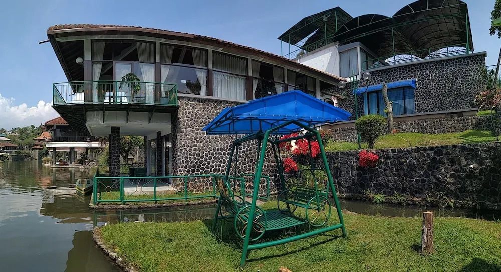 Villa Pinggir Danau Puncak for 30 pax