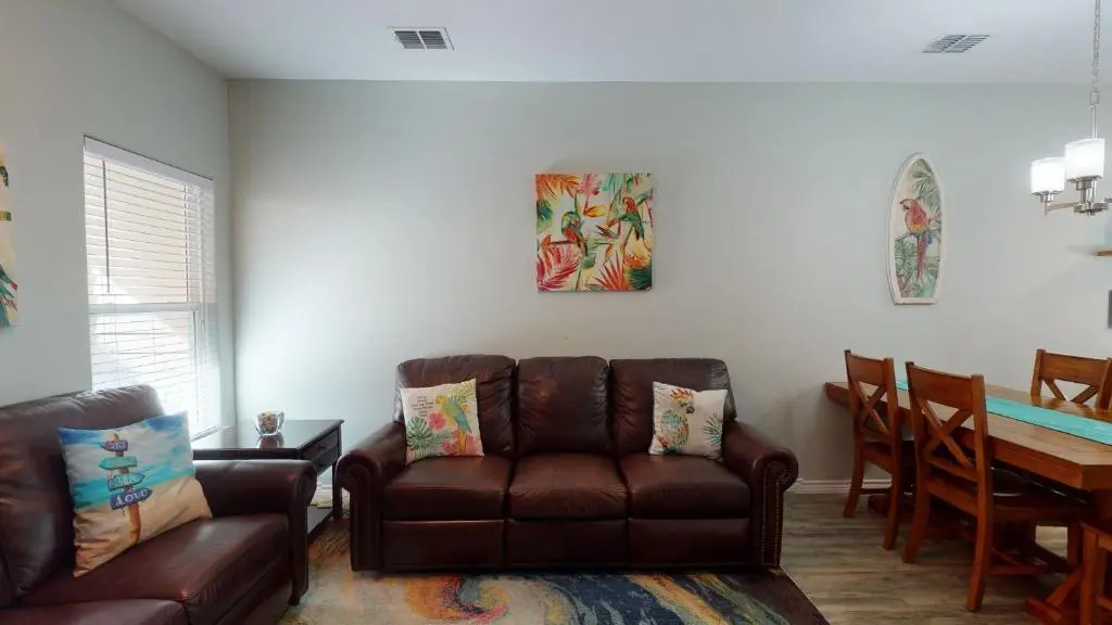 BC202 Funky Parrot, Heated Saltwater Pool, Short Walk to Beach, Gameroom