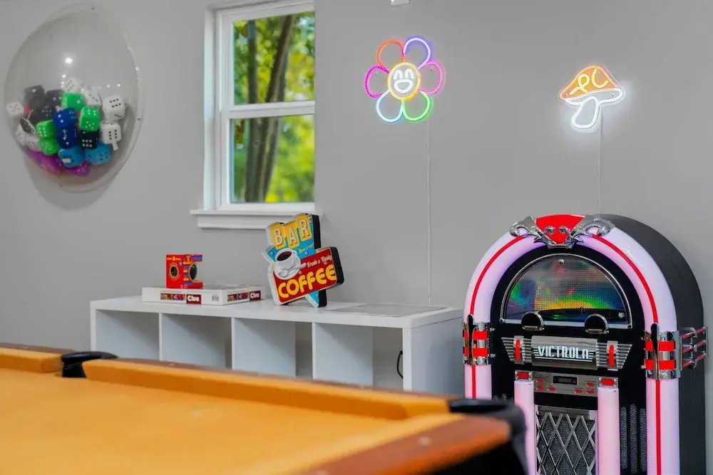 70s House Fun 6 Bedroom Pool Game Room