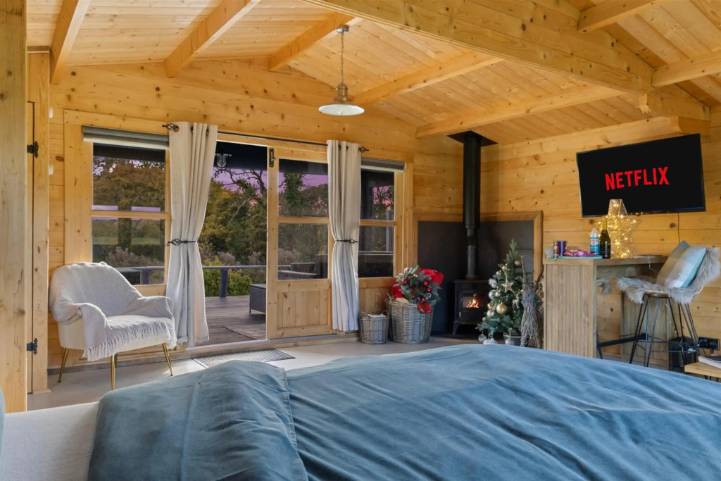New Stunning Lake View Log Cabin With Hot Tub