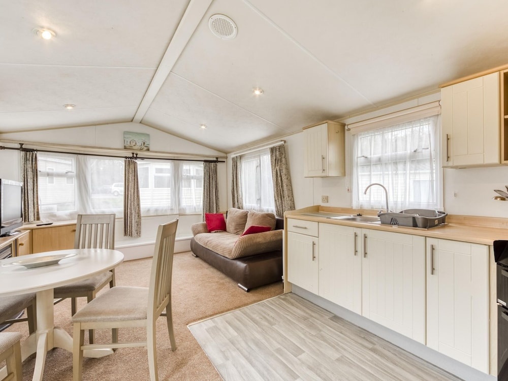 Serene Mobile Home in Hastings near Smugglers Adventure