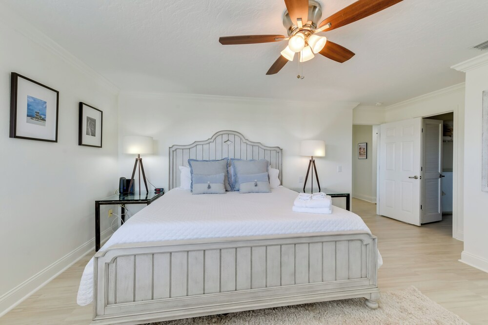 Steps to Ocean & Bay: Bradenton Beach Townhome!