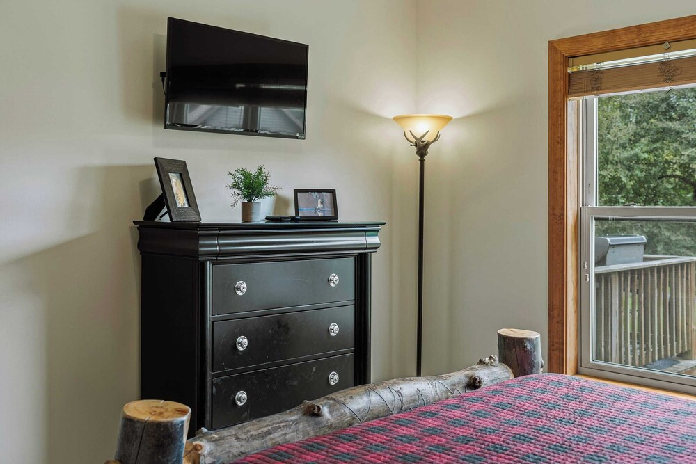 Sleeps 18 Lake Access, Game Room, Close to Skiing Otter Banks by Avantstay