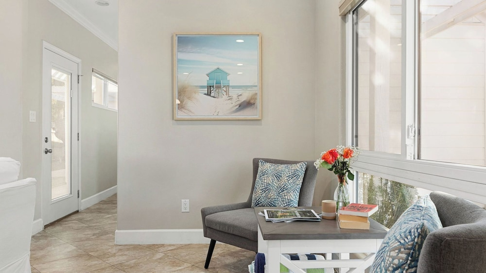 Pelican Retreat by Avantstay 5 Mins TO Beach Pet Friendly w/ Pool & Bbq!
