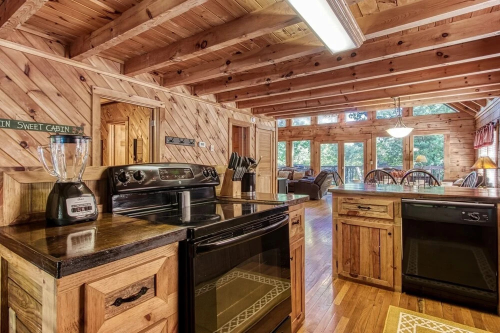 ER1 - Smoky Mountain Escape Great location - Close to town! cabin