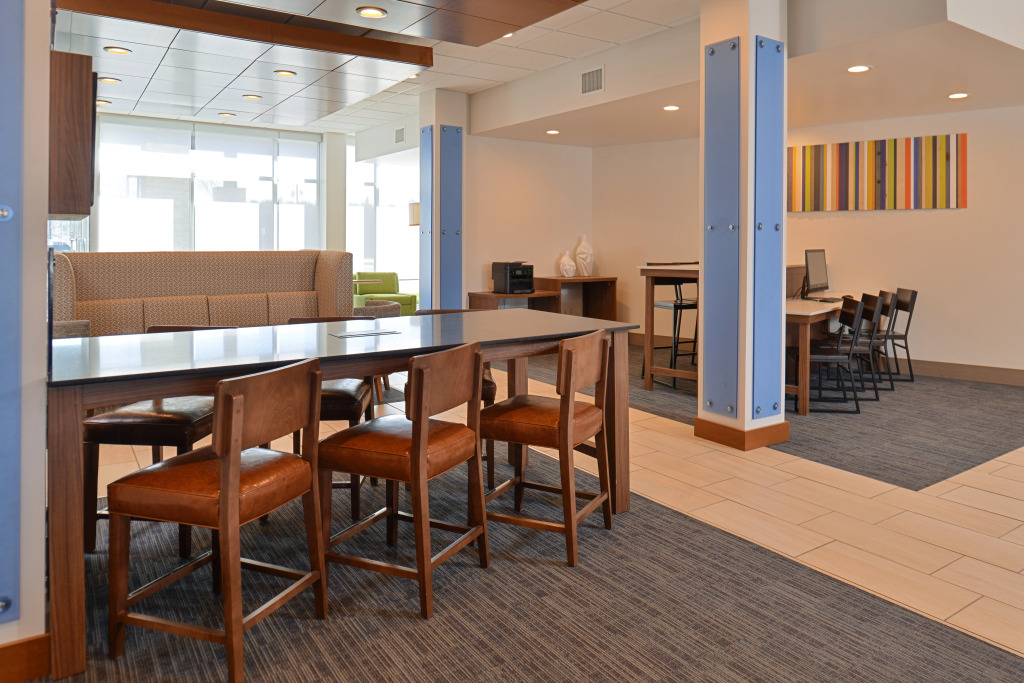 Holiday Inn Express & Suites Farmington Hills - Detroit by IHG