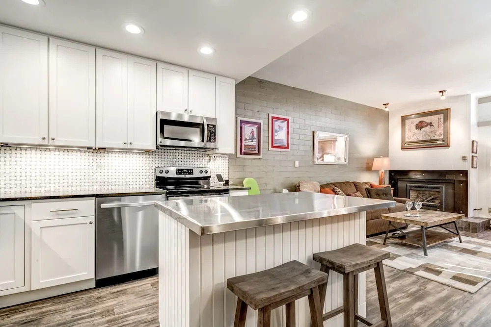 Stunning Condo Across from the Slopes by RedAwning