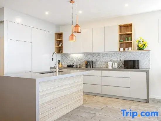 Spacious 4BR Riverfront Getaway in Taren Point