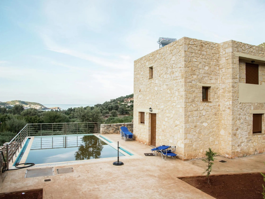 Beautiful new Stone Villa, Large Private Pool, Privacy, View of bay Bali, NW