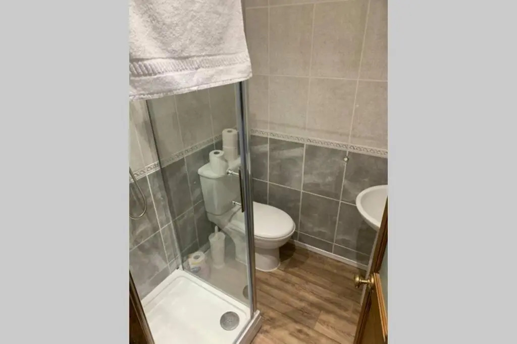 Big 6 bed house w/ 5 double beds WIFI and Netflix