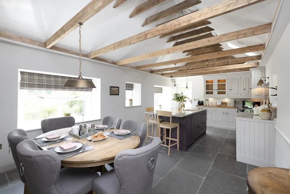 JOIVY Exceptional Cottage W/ Stunning Country Views