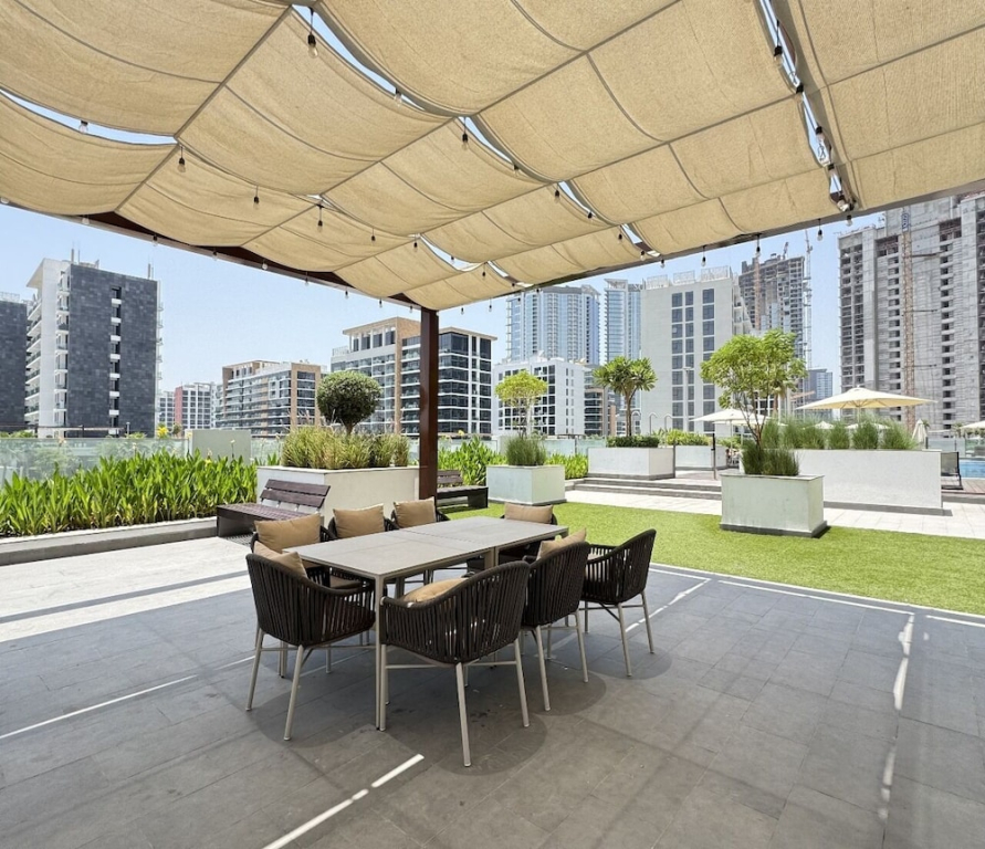 Tranquil 1BR Escape With Pool View in Meydan