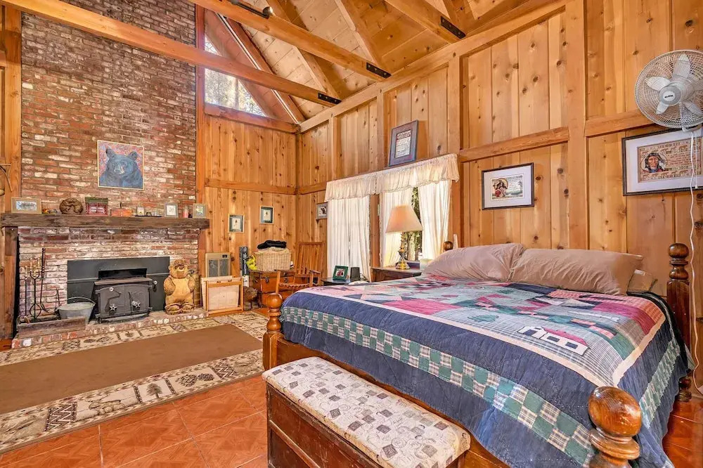 Rustic Knotty Pine - Minutes to the Water!