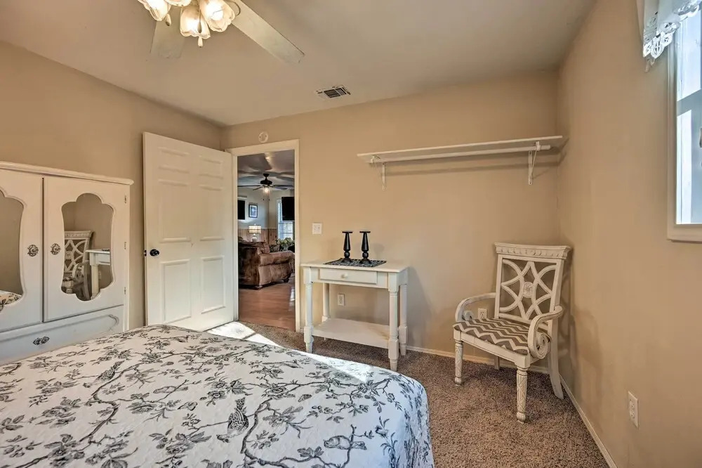 Pet-friendly 'shady Oaks' Broken Bow Gem w/ Patio!