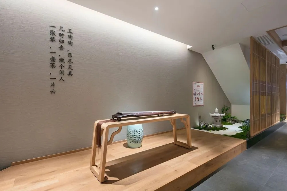 Qianna Hotel (Zhengzhou Erqi Square David City)