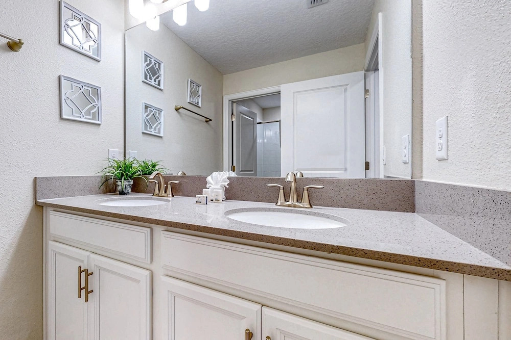 Inviting Home Near Theme Parks With Private Heated Pool, Lanai, Patio & W/D